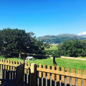 Cwt melyn, shepherds hut with views